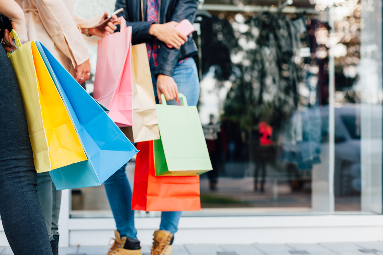 Girls-with-gifts-standing-in-front-of-shopping-windows